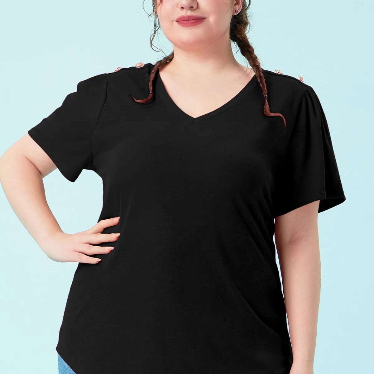 T-Shirt mit V-Ausschnitt und schlichtem Knopfdesign an der Schulter