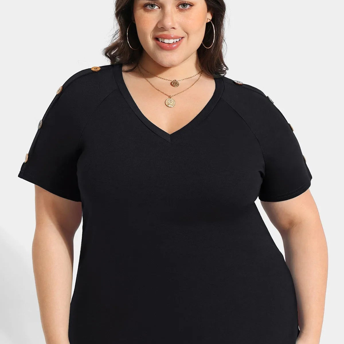 Ritera – Schlichtes, kurzärmliges T-Shirt mit V-Ausschnitt und Knopfdetail