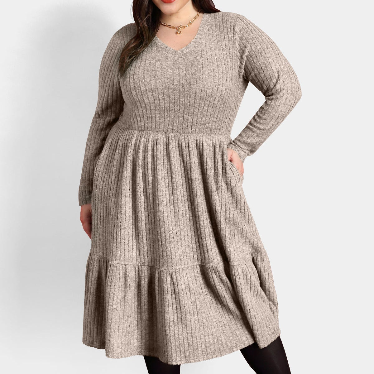 Ritera – Plissiertes Midikleid aus Rippstrick mit Rüschensaum und Taschen