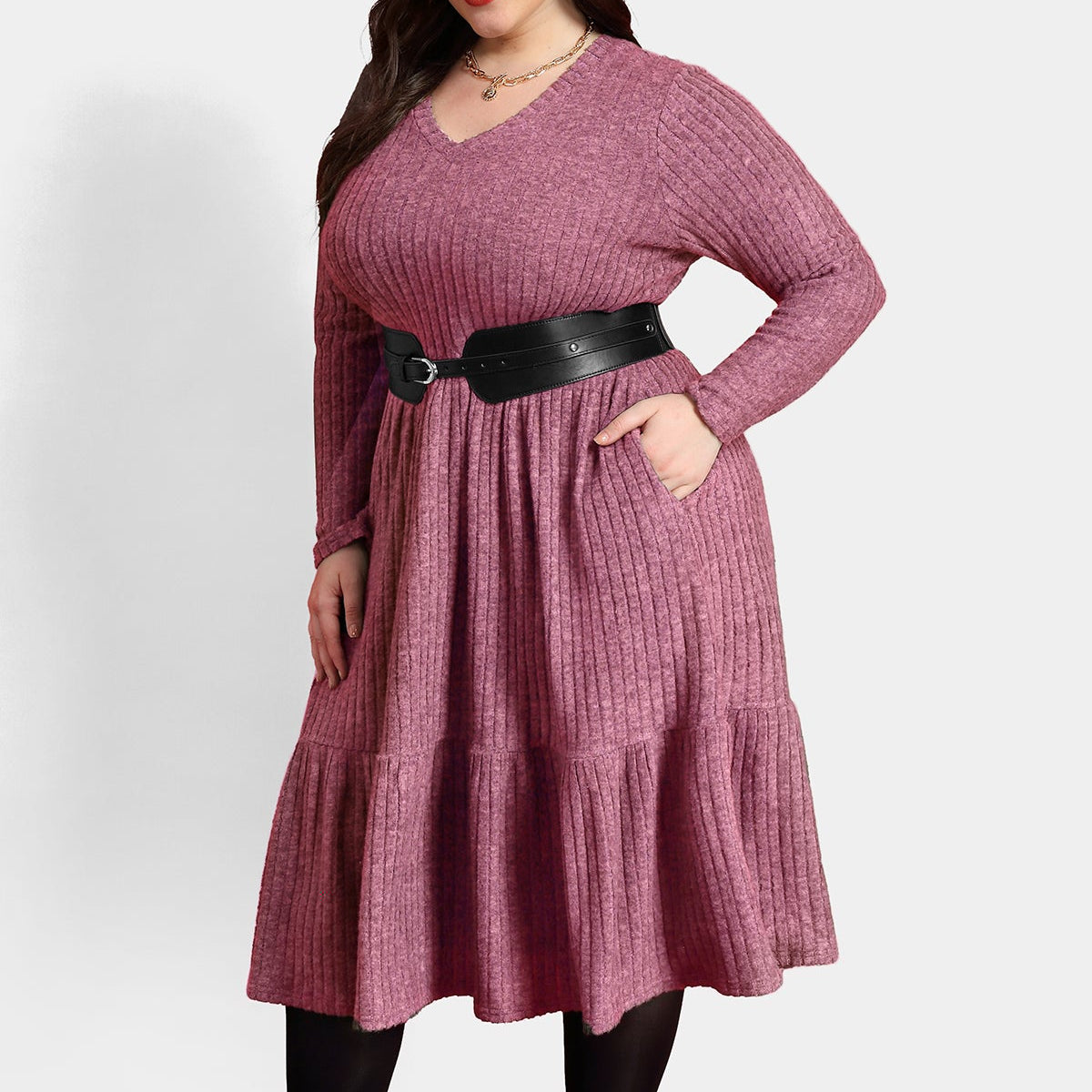 Ritera – Plissiertes Midikleid aus Rippstrick mit Rüschensaum und Taschen