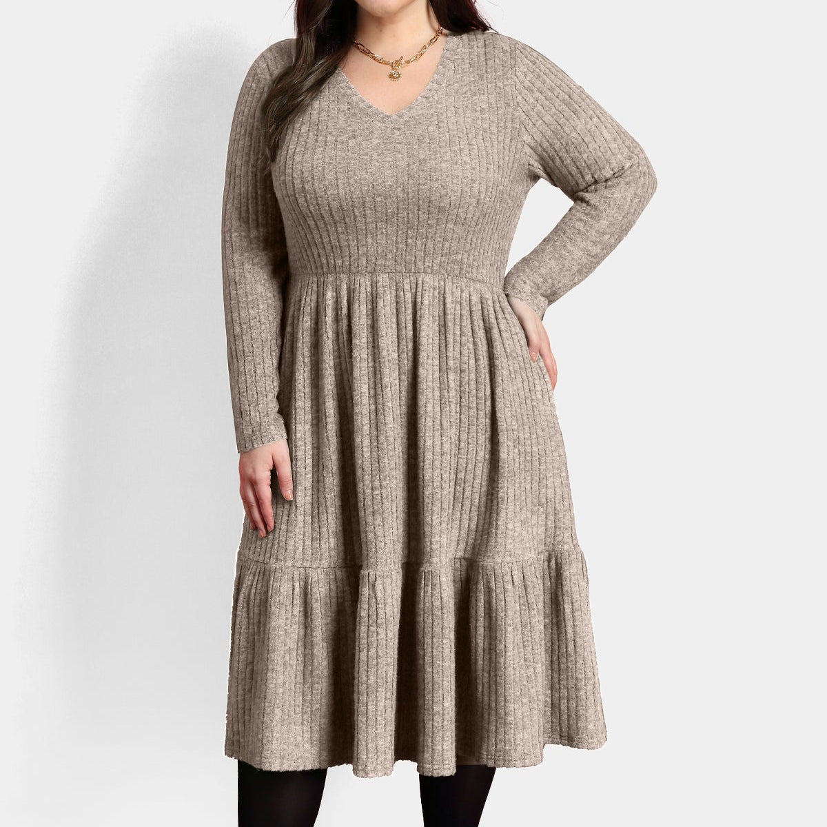 Ritera – Plissiertes Midikleid aus Rippstrick mit Rüschensaum und Taschen