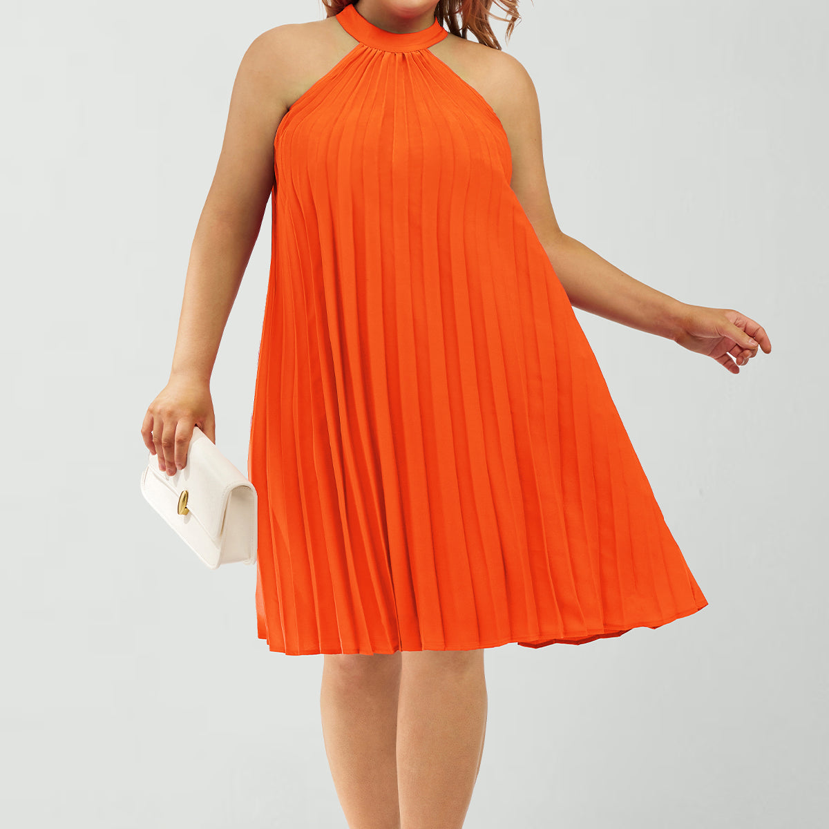 Robe courte fluide plissée à col licou unie