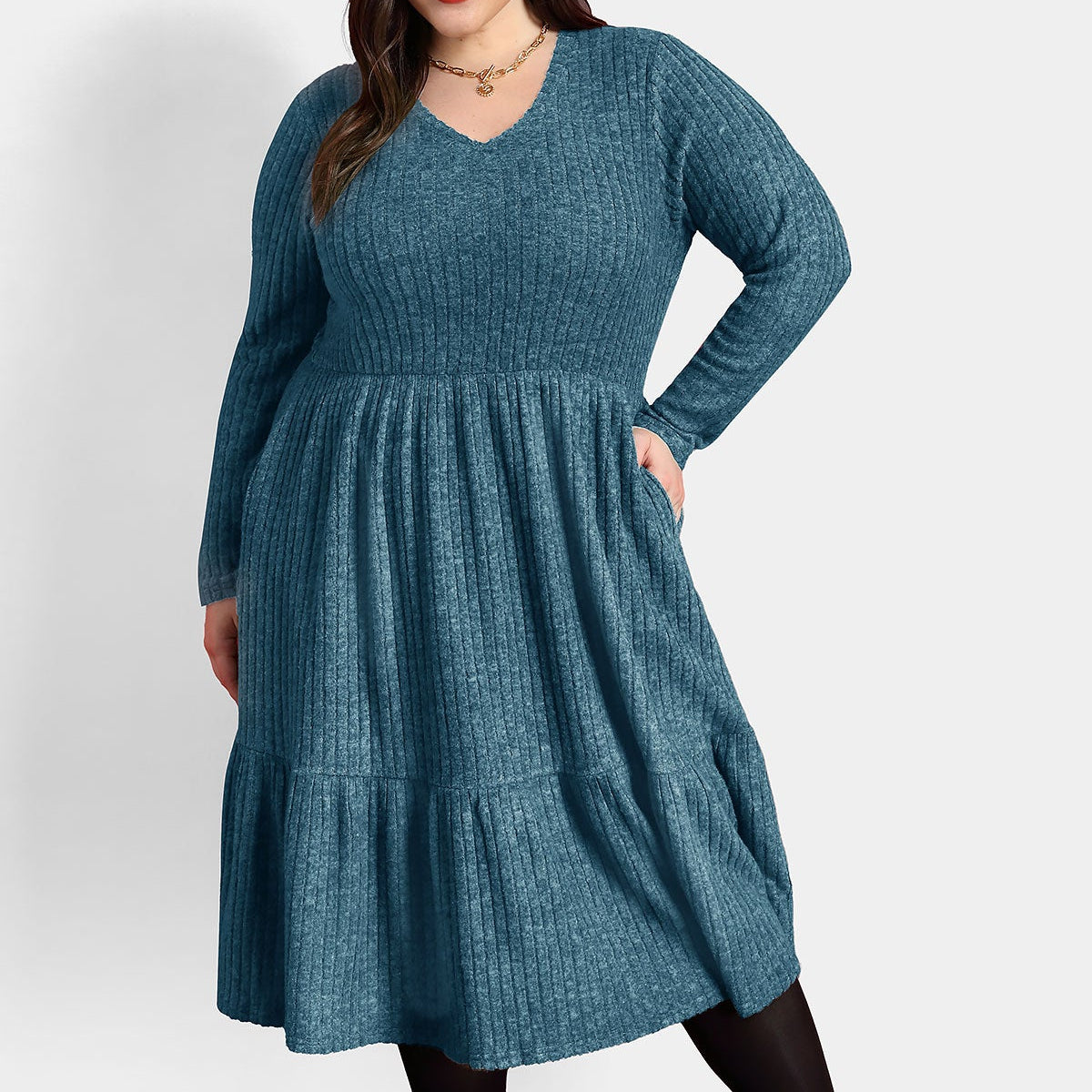 Ritera – Plissiertes Midikleid aus Rippstrick mit Rüschensaum und Taschen