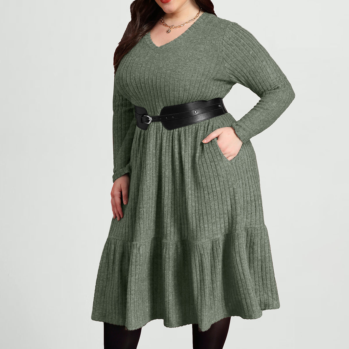 Ritera – Plissiertes Midikleid aus Rippstrick mit Rüschensaum und Taschen