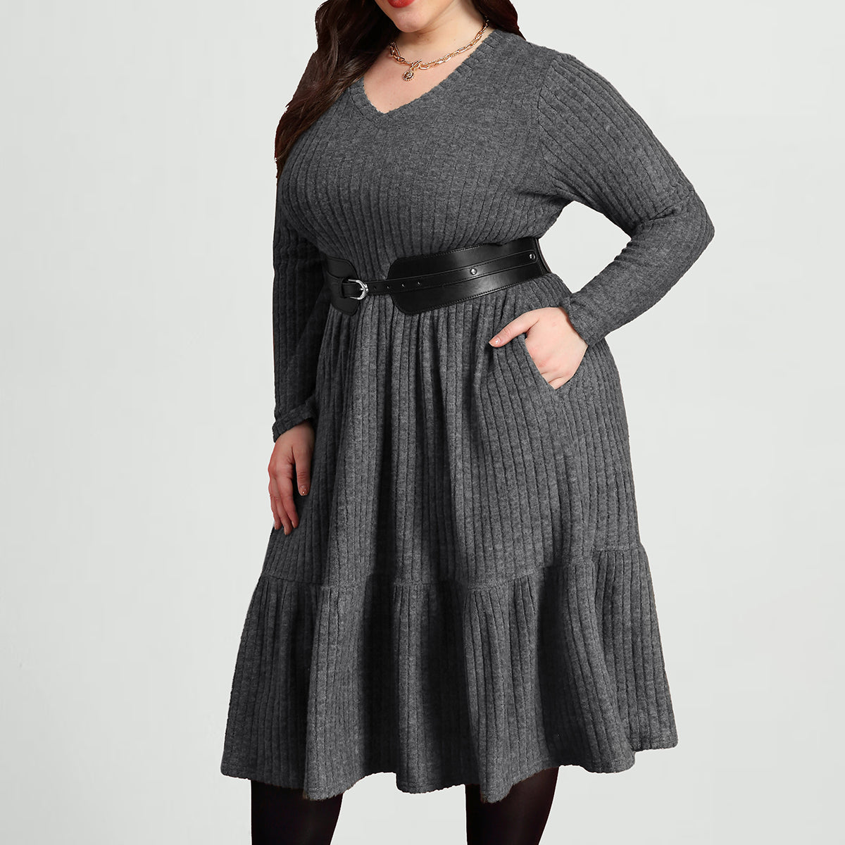 Ritera – Plissiertes Midikleid aus Rippstrick mit Rüschensaum und Taschen