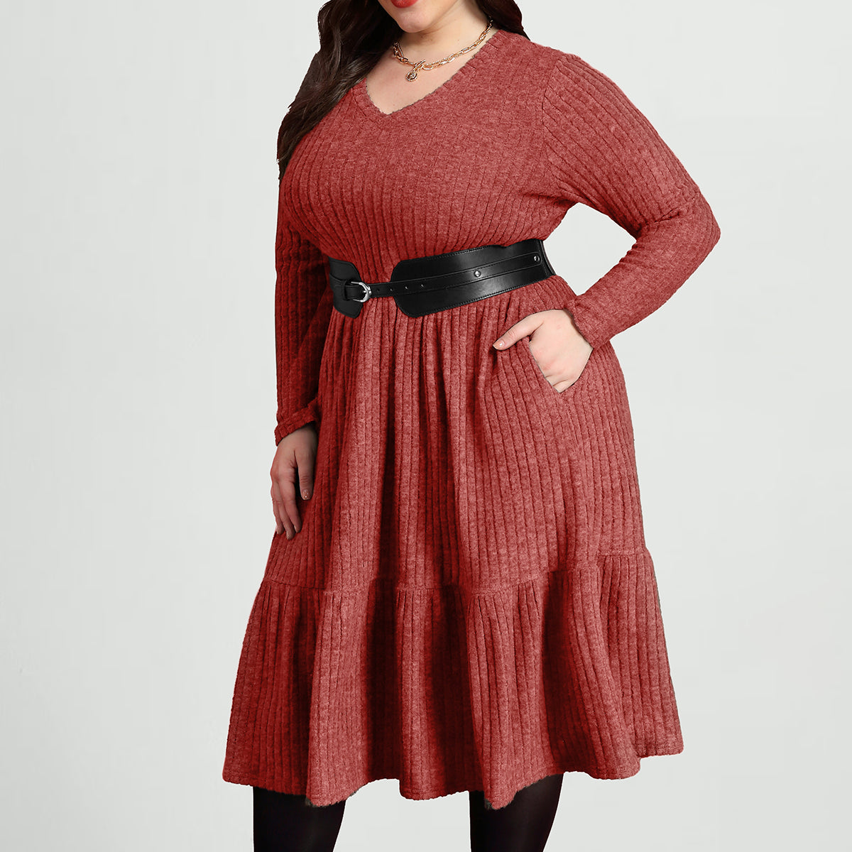 Ritera – Plissiertes Midikleid aus Rippstrick mit Rüschensaum und Taschen