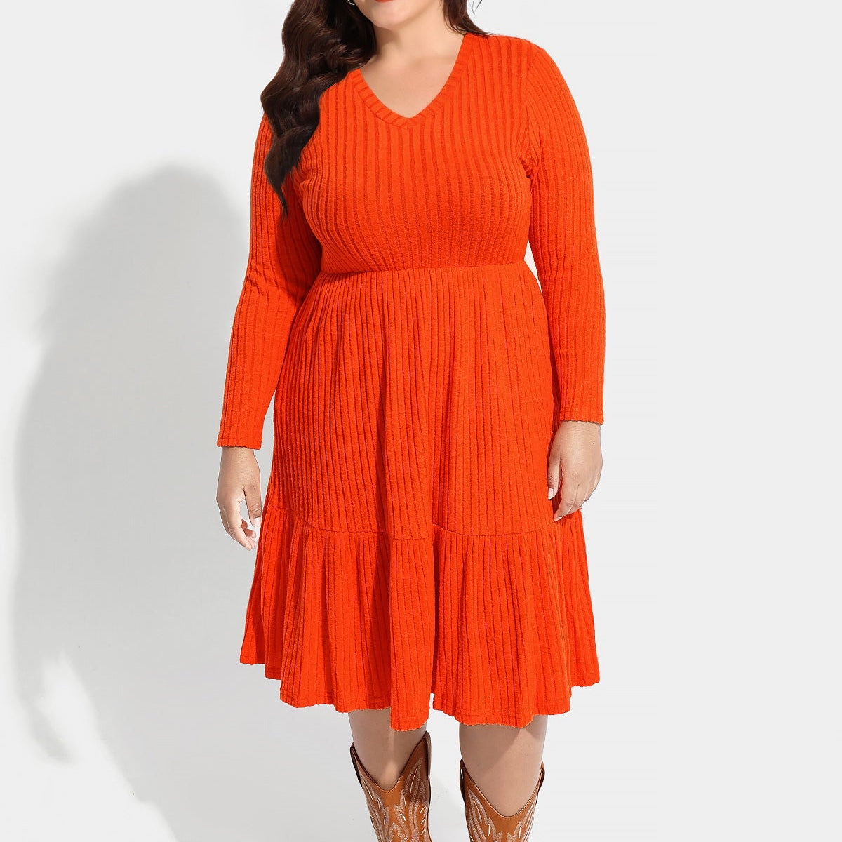 Ritera – Plissiertes Midikleid aus Rippstrick mit Rüschensaum und Taschen