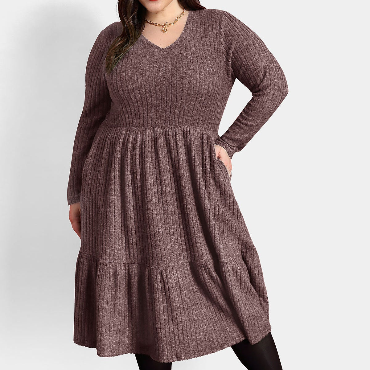 Ritera – Plissiertes Midikleid aus Rippstrick mit Rüschensaum und Taschen