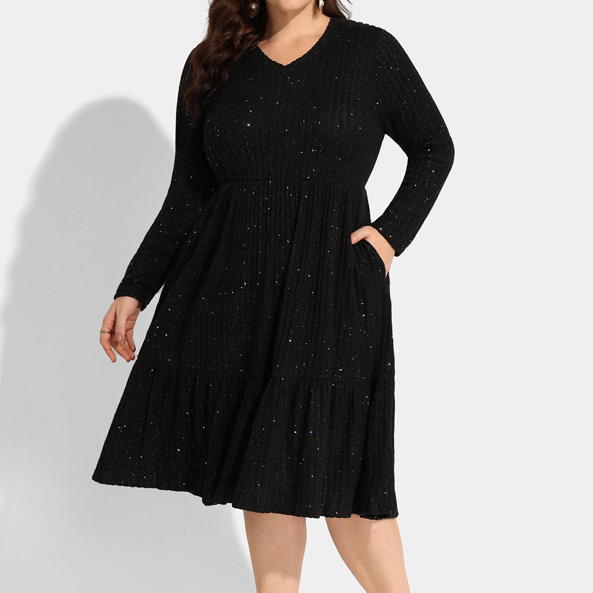 Ritera – Midi-Strickkleid mit einfarbigen Pailletten und Rüschensaum