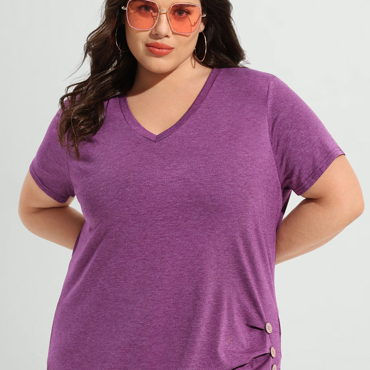 Ritera – Kurzarm-T-Shirt mit V-Ausschnitt und seitlichen Knöpfen