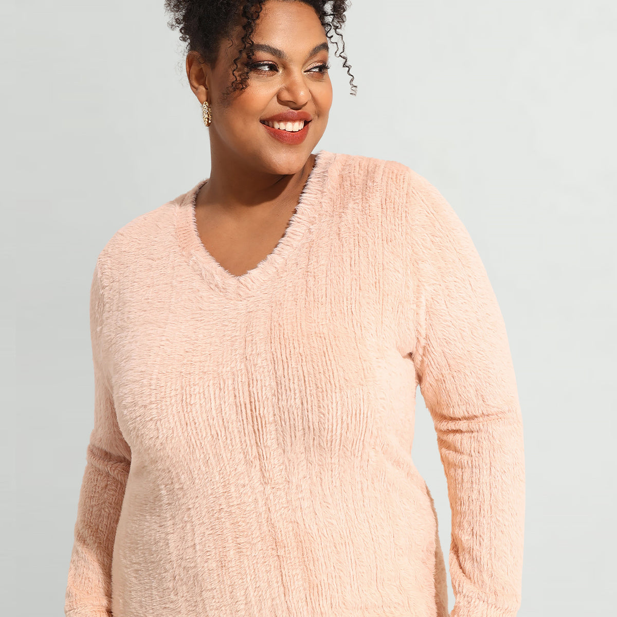 Einfarbiger Pullover aus Samt mit V-Ausschnitt und langen Ärmeln