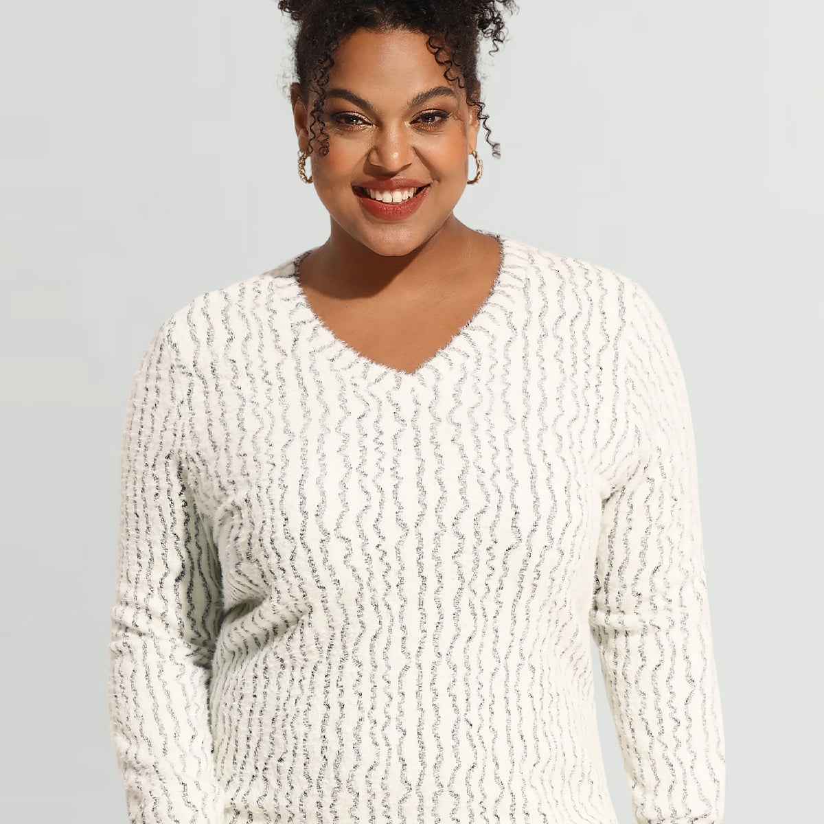 Einfarbiger Pullover aus Samt mit V-Ausschnitt und langen Ärmeln