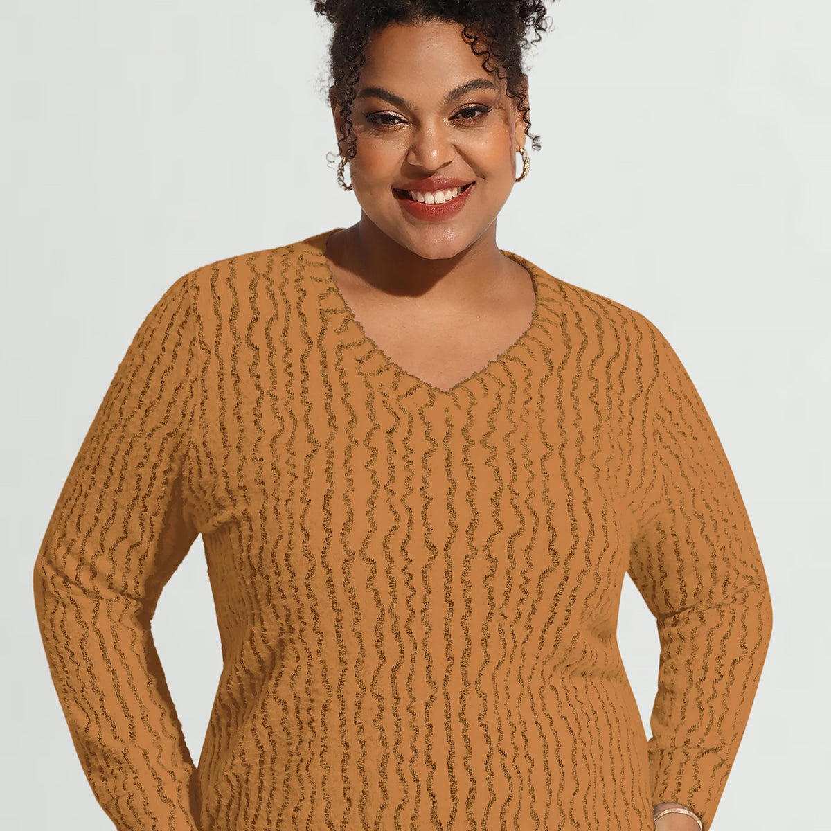 Einfarbiger Pullover aus Samt mit V-Ausschnitt und langen Ärmeln