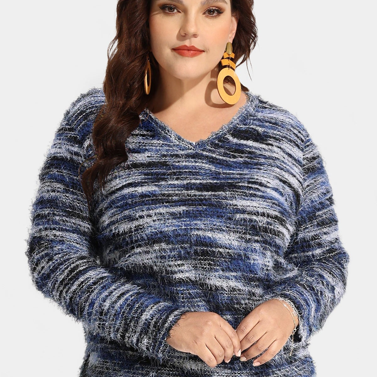 Langärmliges Hemd aus gestreiftem Samtstrick mit geteiltem Saum