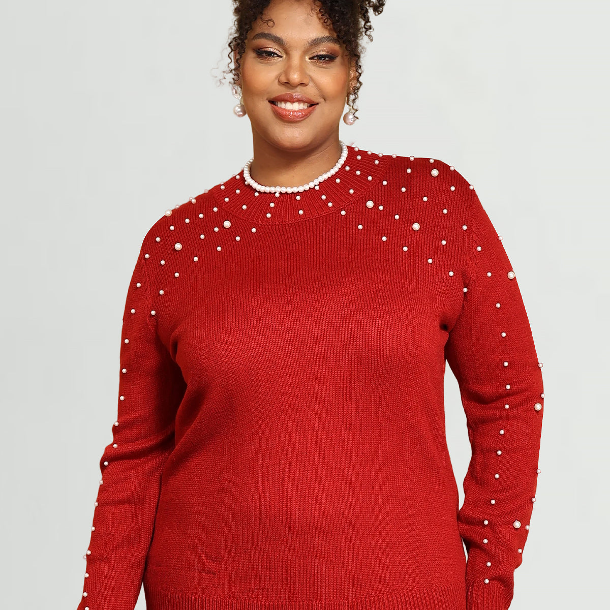 Pull ras du cou à manches longues et orné de perles