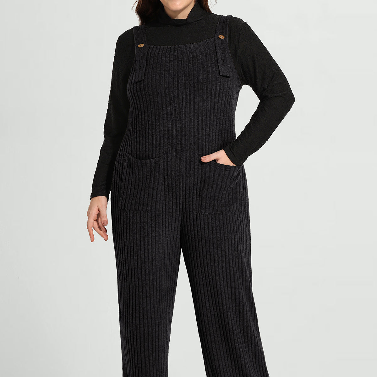 Einfarbiger Strick-Jumpsuit mit weitem Bein, verstellbaren Trägern und Taschen