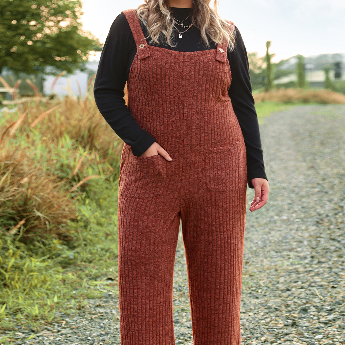 Einfarbiger Strick-Jumpsuit mit weitem Bein, verstellbaren Trägern und Taschen