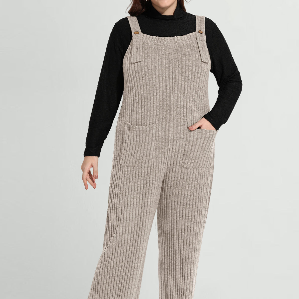 Einfarbiger Strick-Jumpsuit mit weitem Bein, verstellbaren Trägern und Taschen