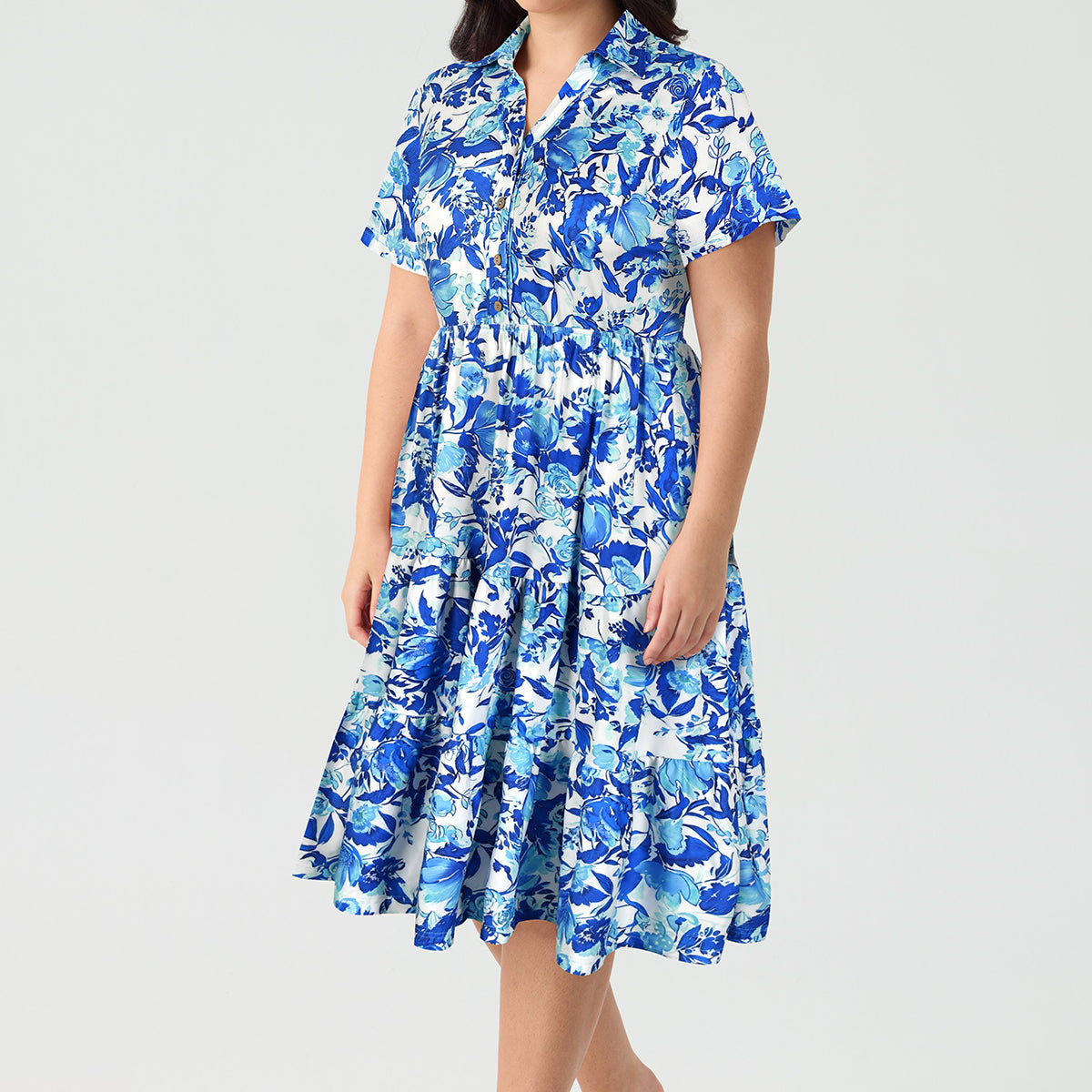 Ritera – Gerafftes Midikleid mit Knopfleiste, Blumenmuster und Polokragen