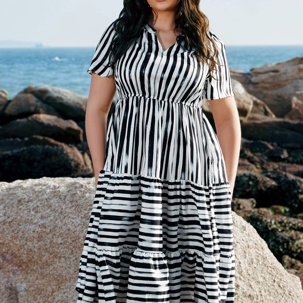 Ritera – Gestreiftes, gestuftes Sommerkleid mit Taschen und lässigem Chic