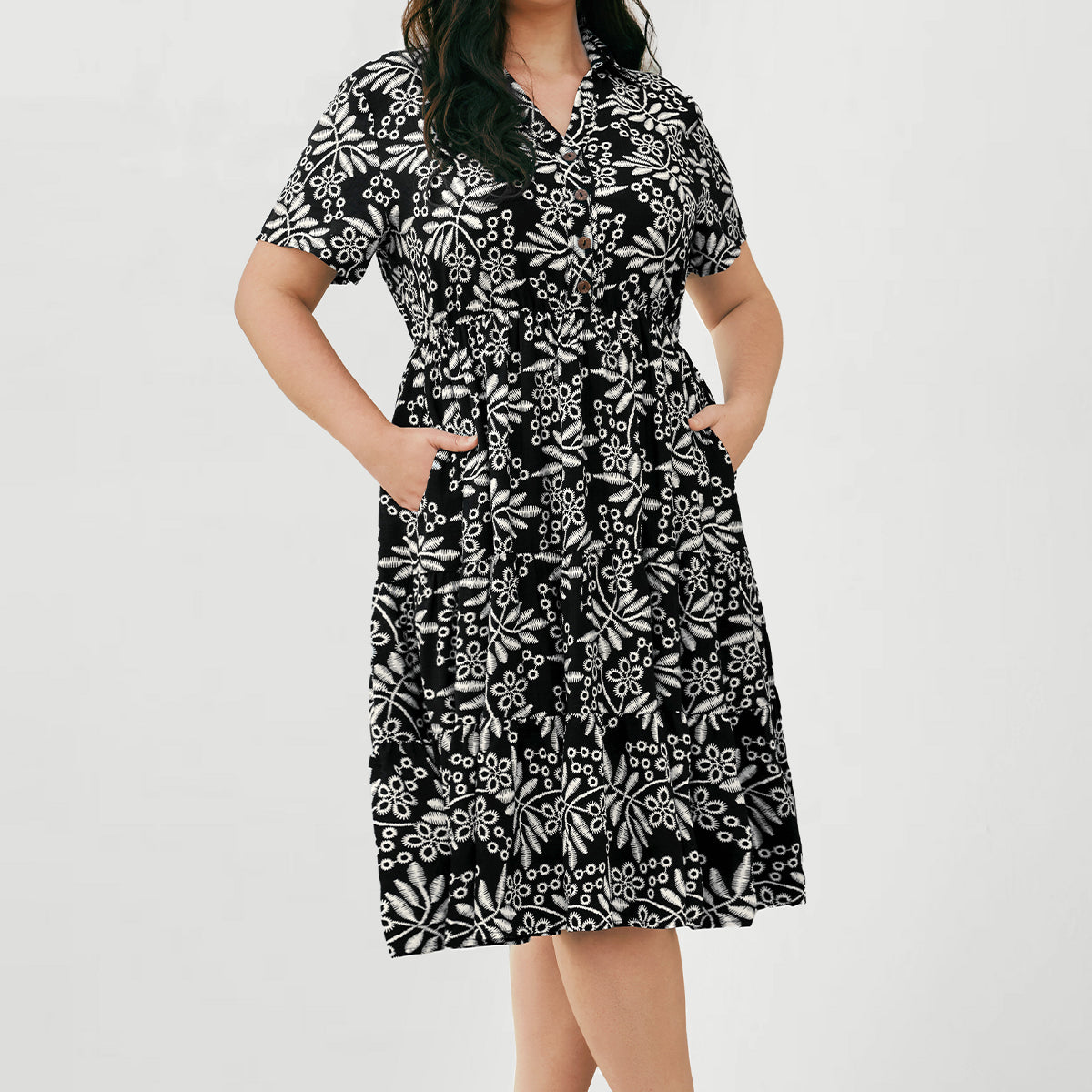 Ritera – Midikleid mit Knopfleiste und Taschen, Stickereien und Blumenmuster