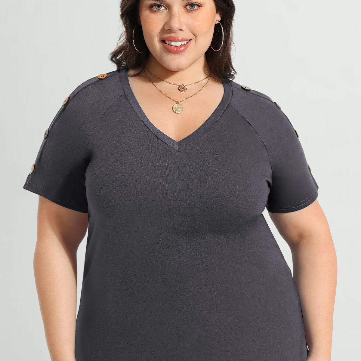 Ritera – Schlichtes, kurzärmliges T-Shirt mit V-Ausschnitt und Knopfdetail