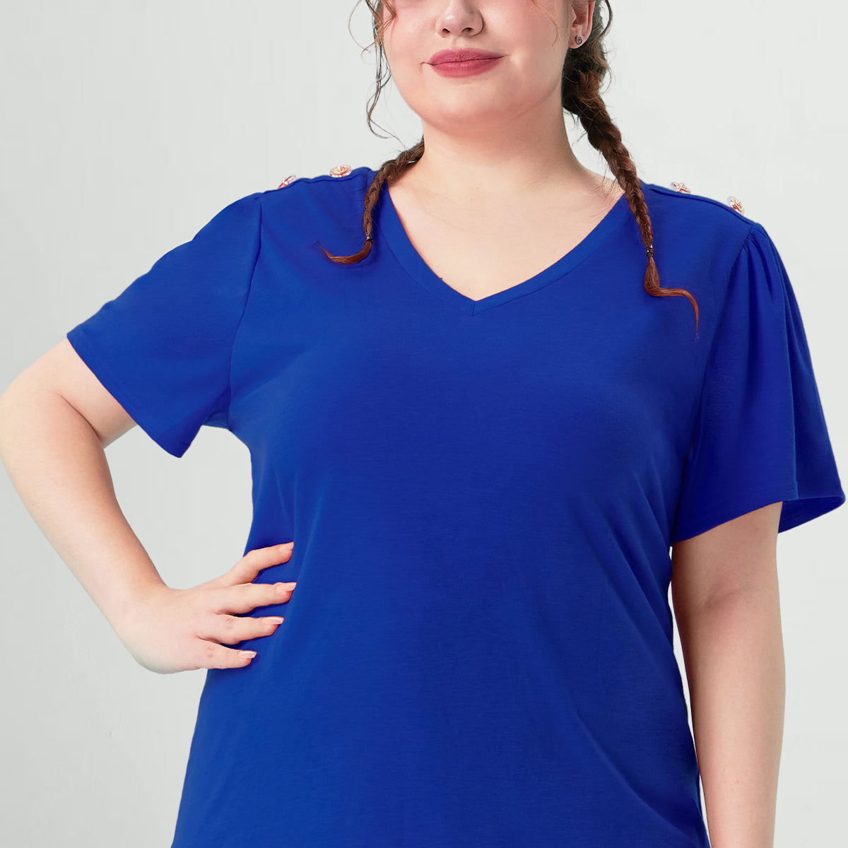 T-Shirt mit V-Ausschnitt und schlichtem Knopfdesign an der Schulter