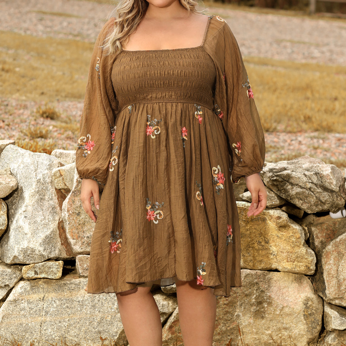 Fließendes A-Linien-Midikleid mit Blumenmuster, gerafftem Quadratausschnitt