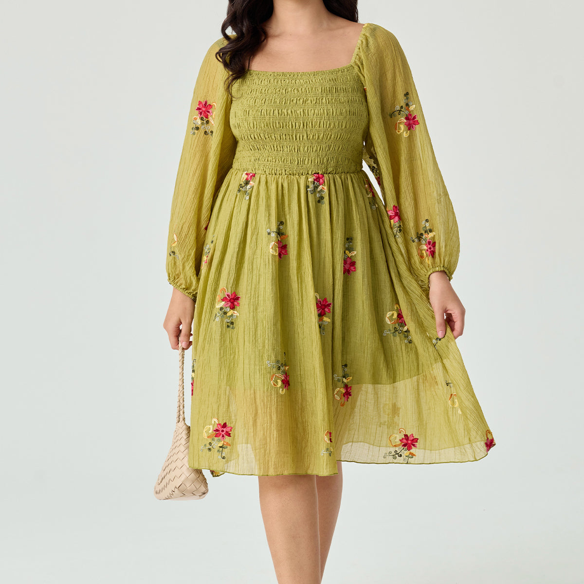 Robe mi-longue fluide à fleurs et col carré froncé