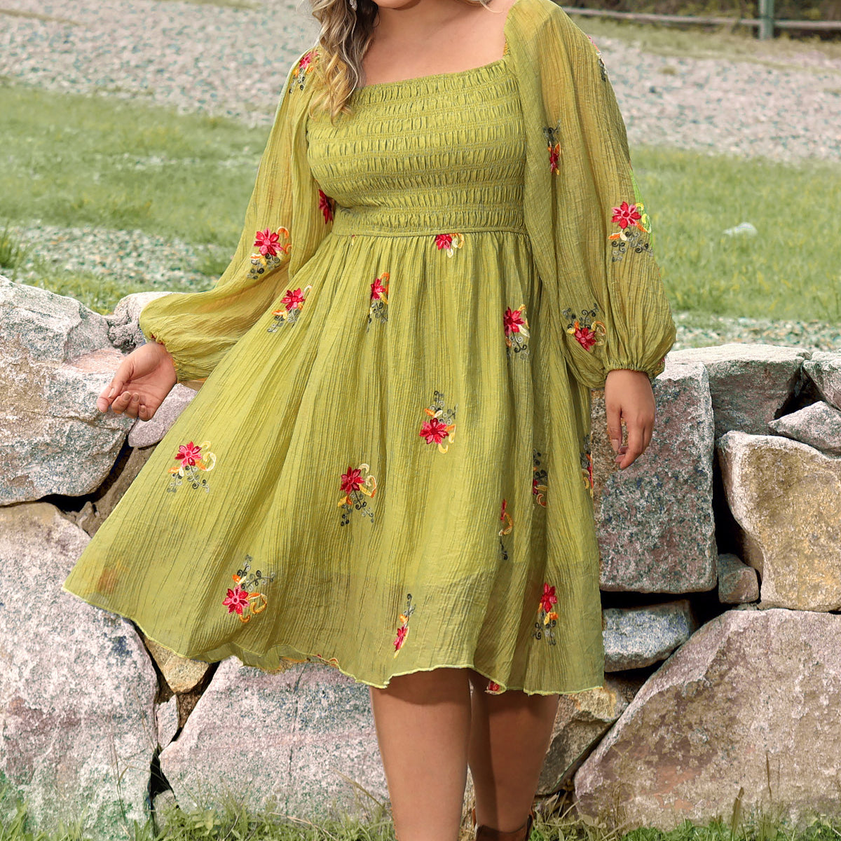 Fließendes A-Linien-Midikleid mit Blumenmuster, gerafftem Quadratausschnitt