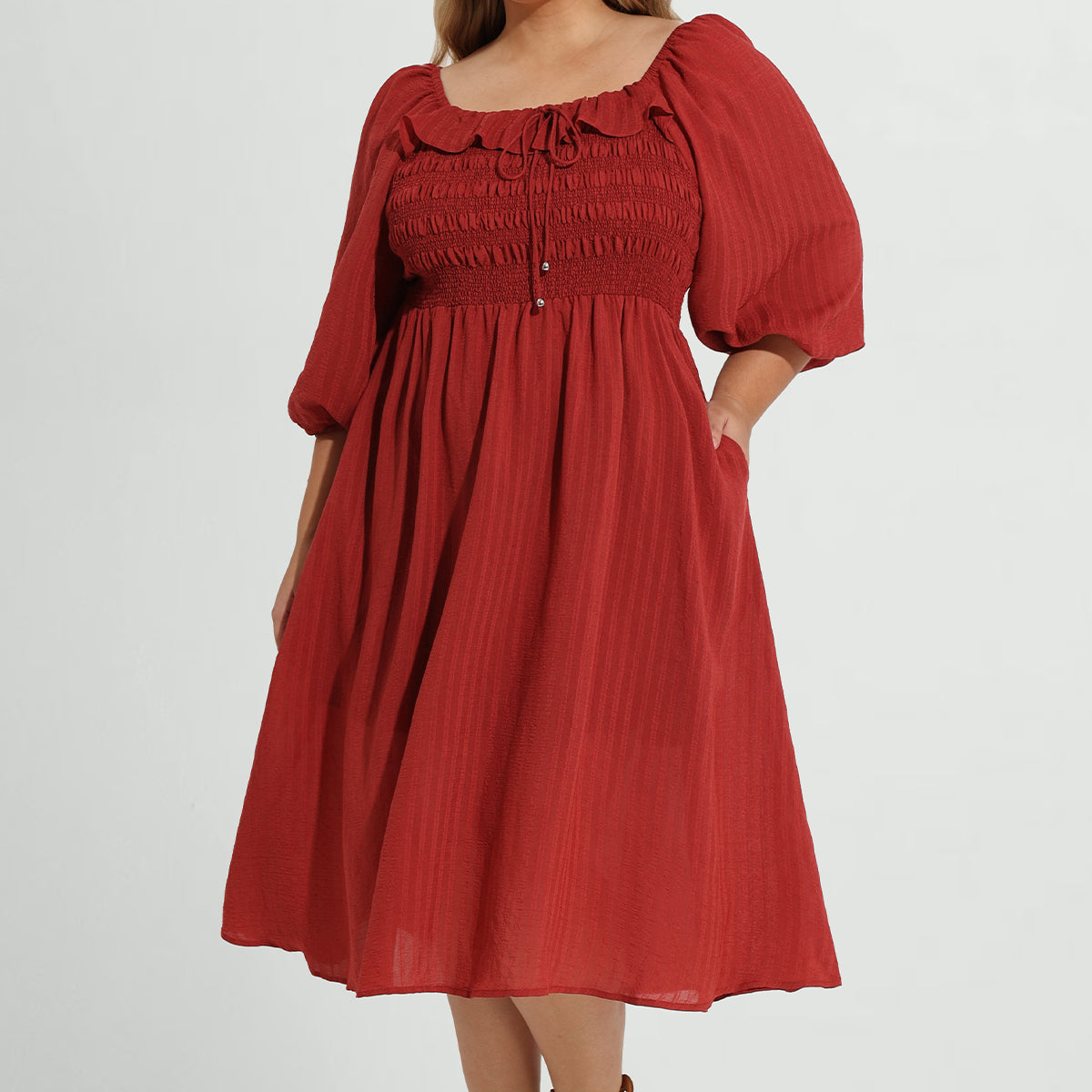 Gerafftes Midikleid mit Taschen, Kordelzug und Viertellaternenärmeln