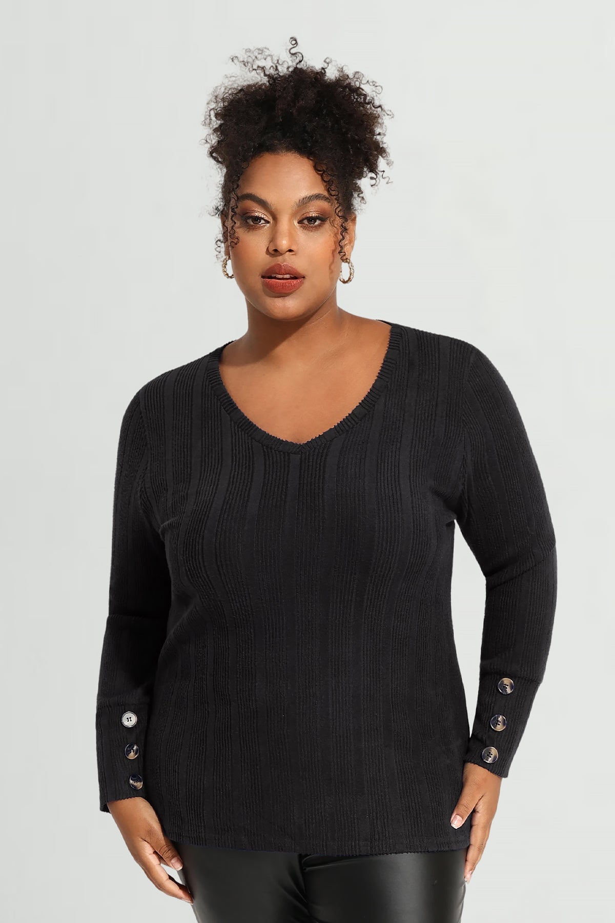 Schlichtes Langarm-T-Shirt mit drei Knöpfen und U-Ausschnitt