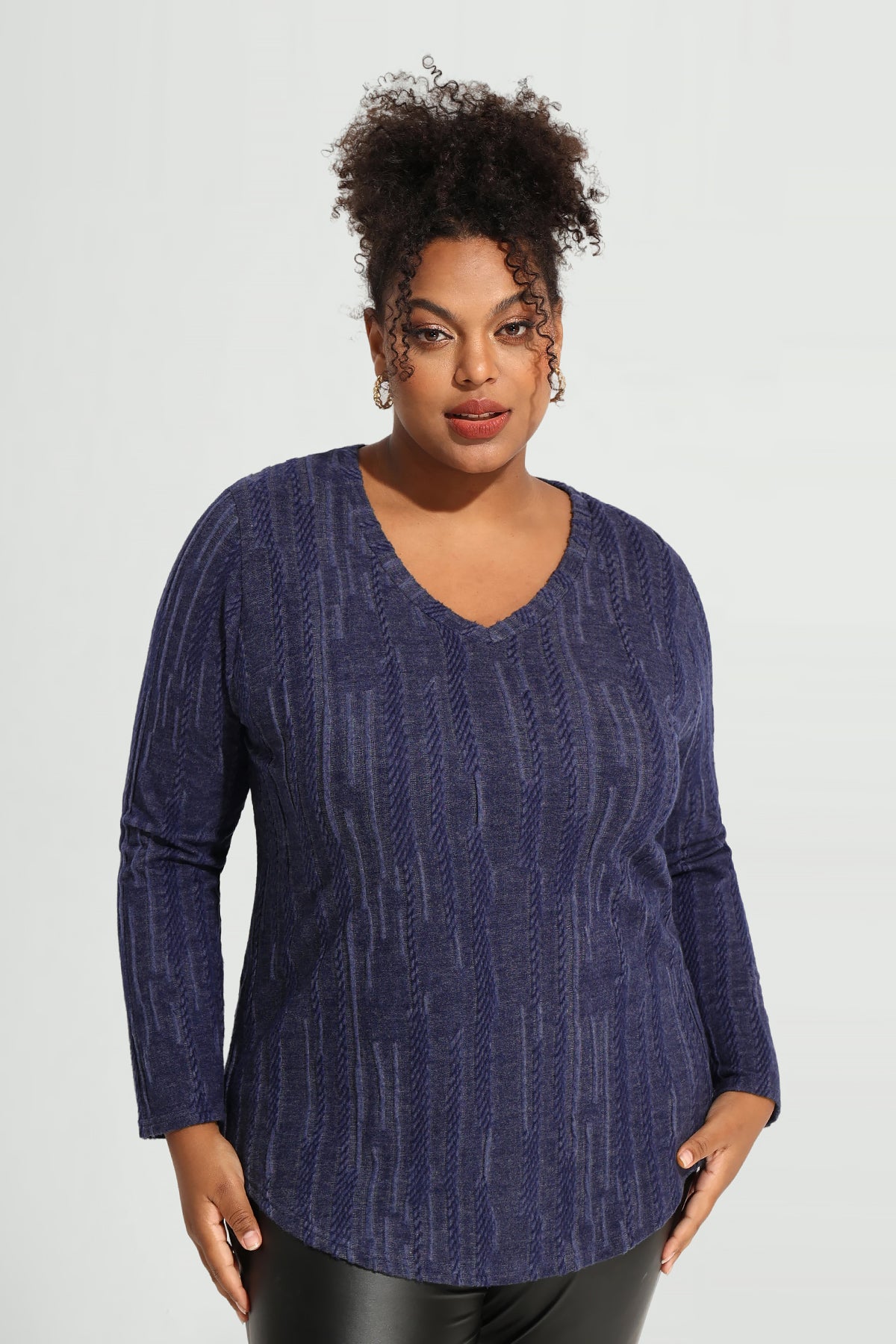 Langärmliges Strickhemd mit V-Ausschnitt und fester Textur