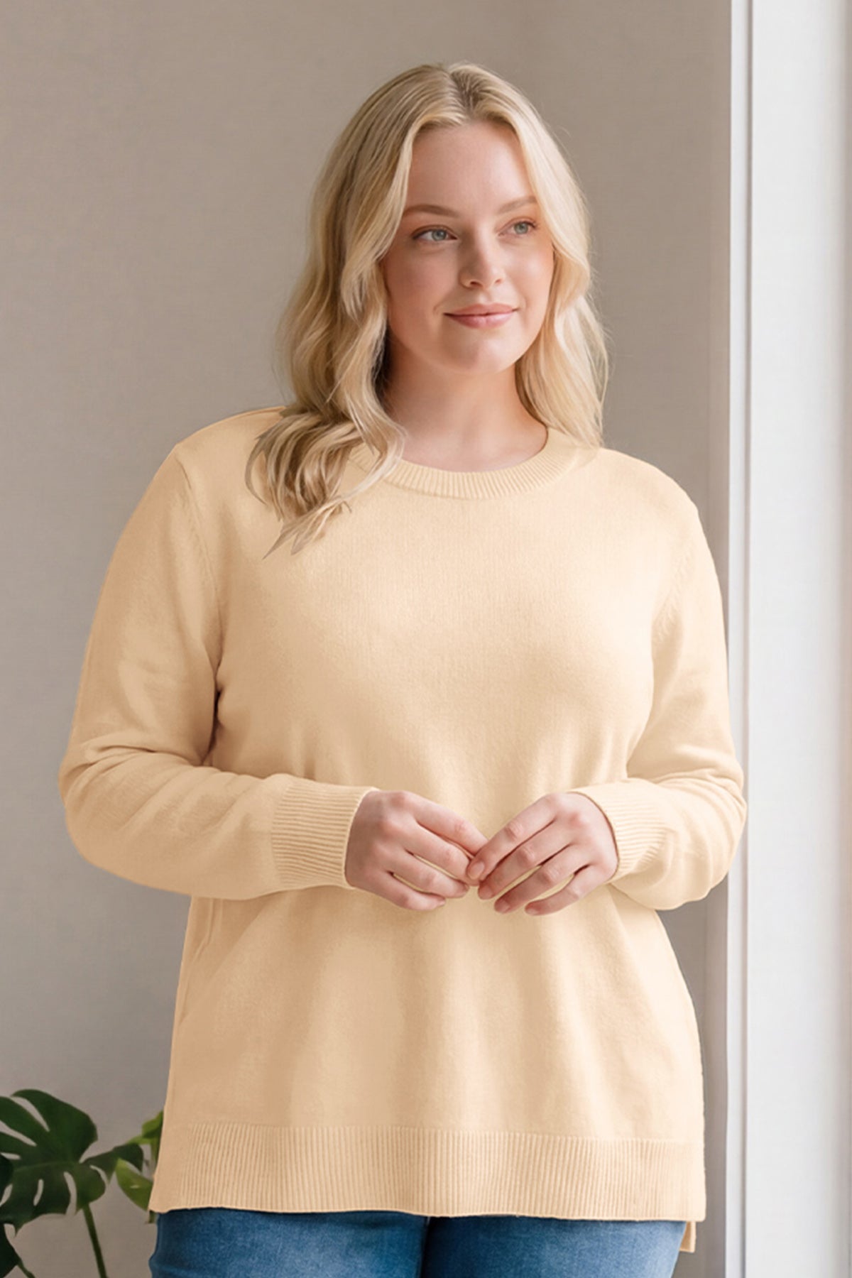 Essential Eng anliegender Langarmpullover mit geteiltem Saum