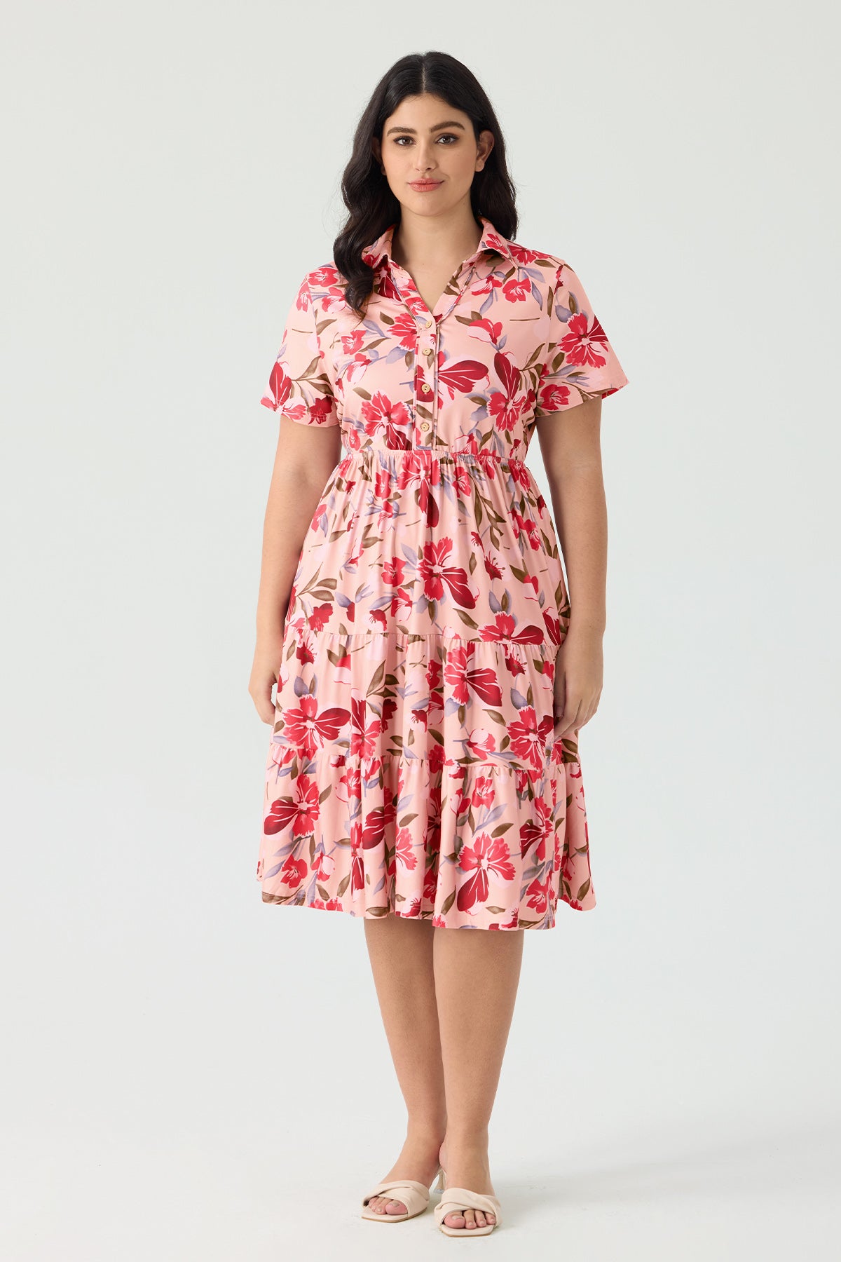 Ritera – Gerafftes Midikleid mit Knopfleiste, Blumenmuster und Polokragen