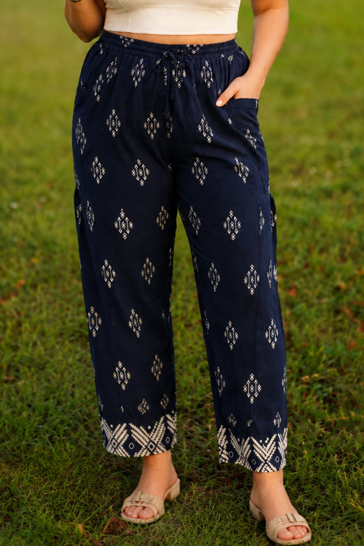 Pantalon capri Ritera à poches, taille élastique et cordon de serrage, imprimé tribal