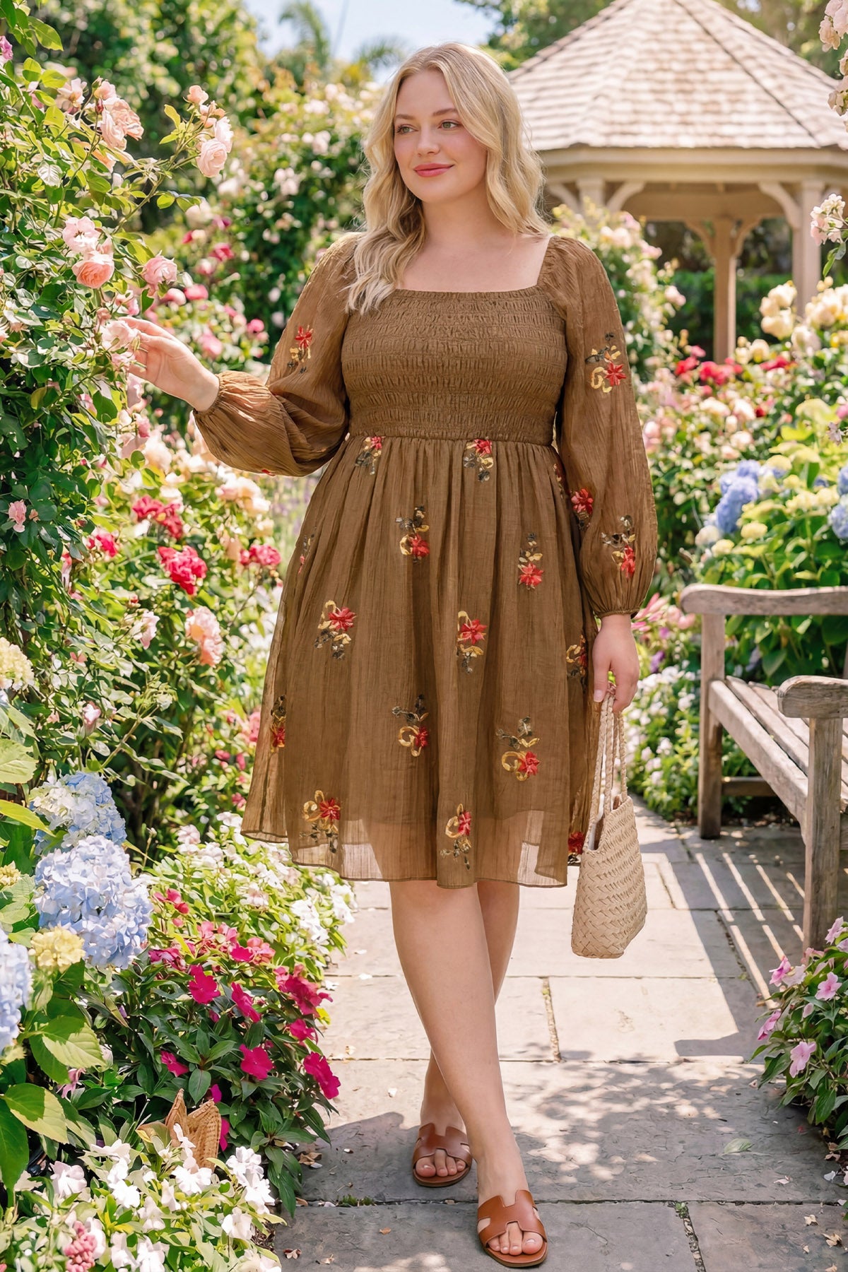 Robe mi-longue fluide à fleurs et col carré froncé