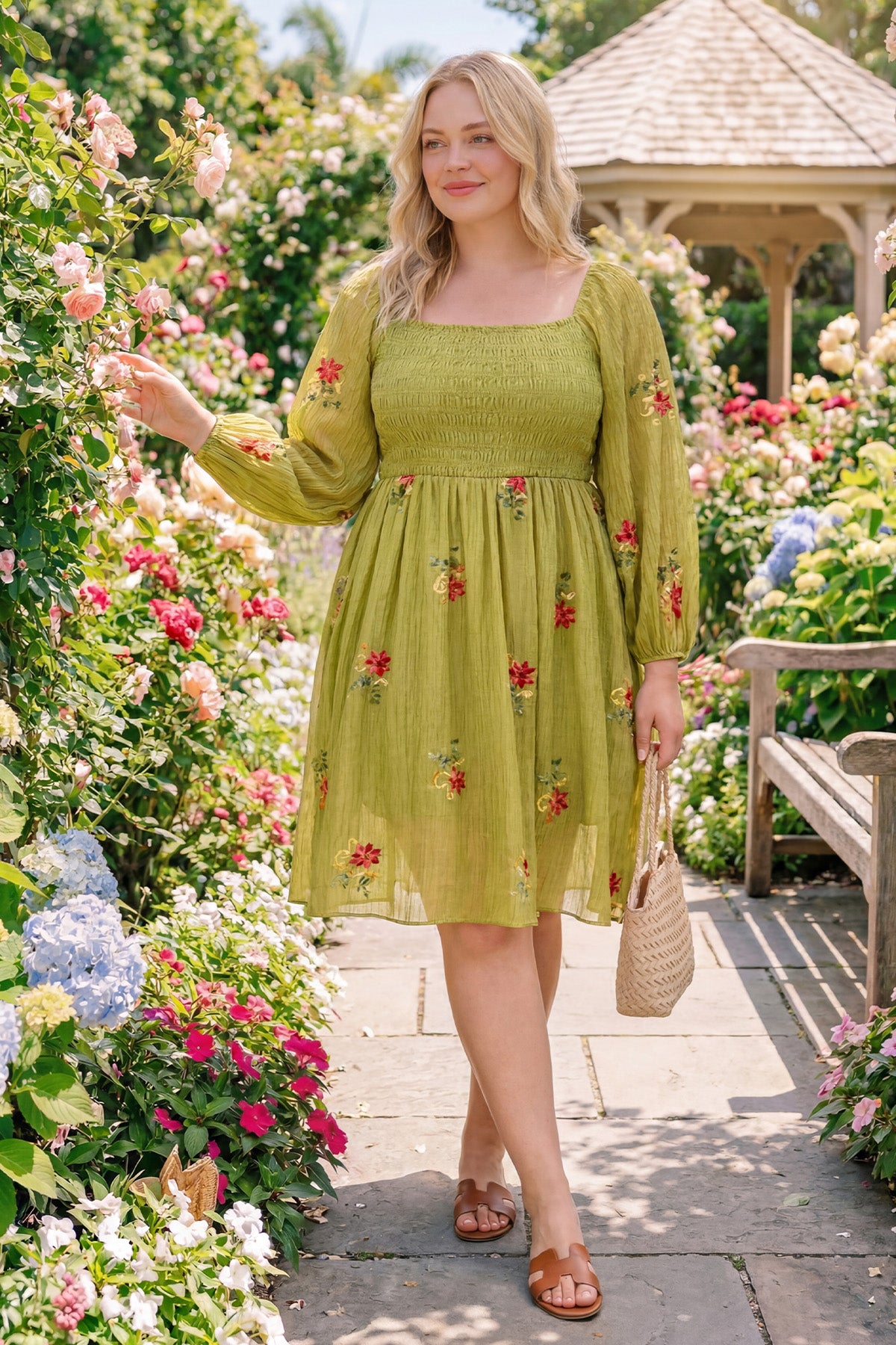 Robe mi-longue fluide à fleurs et col carré froncé